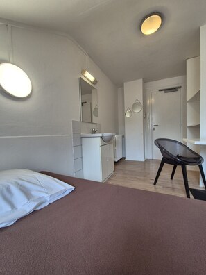 Eenpersoonskamer, gemeenschappelijke badkamer (avec lavabo) | Gratis wifi, beddengoed