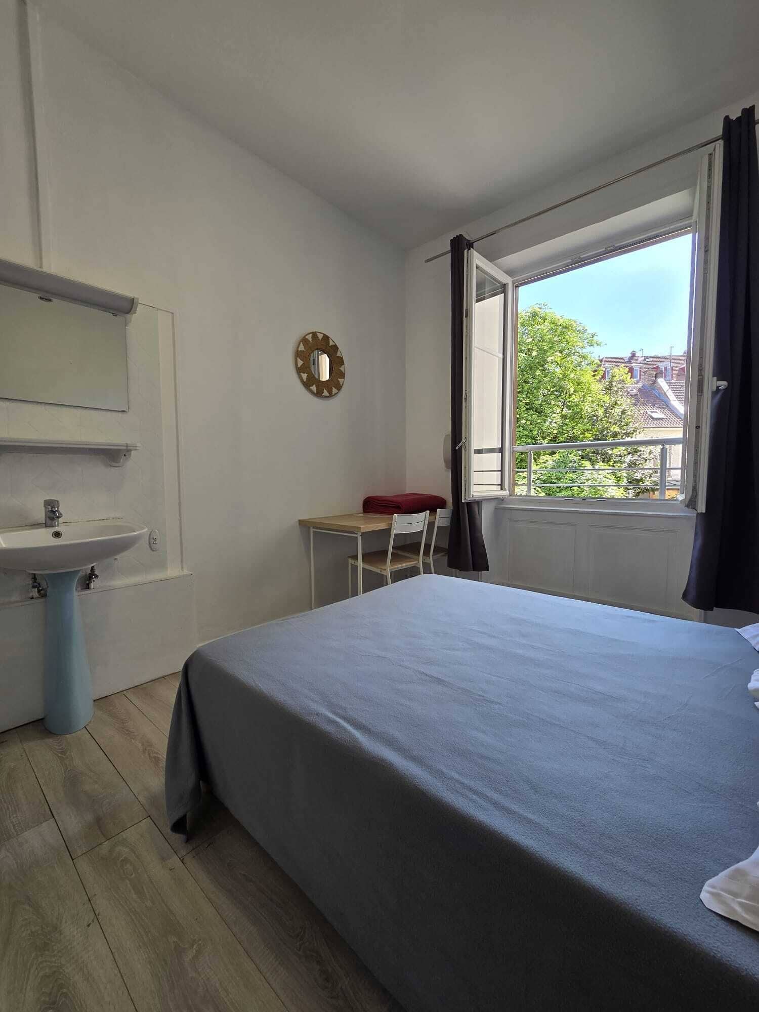 Double Room, Shared Bathroom (avec lavabo) | Free WiFi, bed sheets