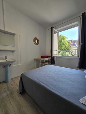 Double Room, Shared Bathroom (avec lavabo)