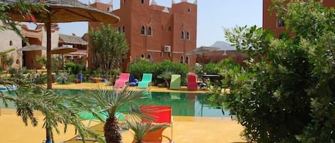 Piscine extérieure, parasols de plage, chaises longues