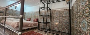 Room - Riad Elaissi (Ahmar Laglalcha)