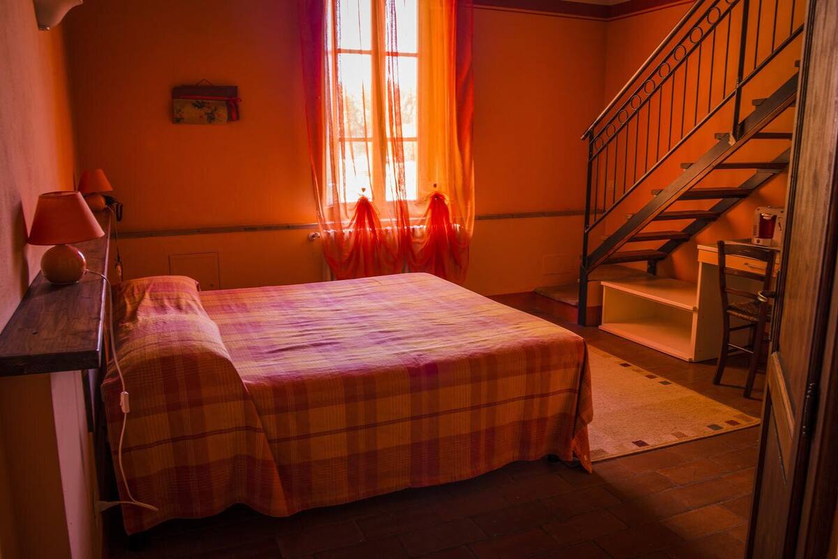 Caja de seguridad en la habitación y escritorio