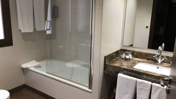 Baignoire relaxante profonde, articles de toilette gratuits