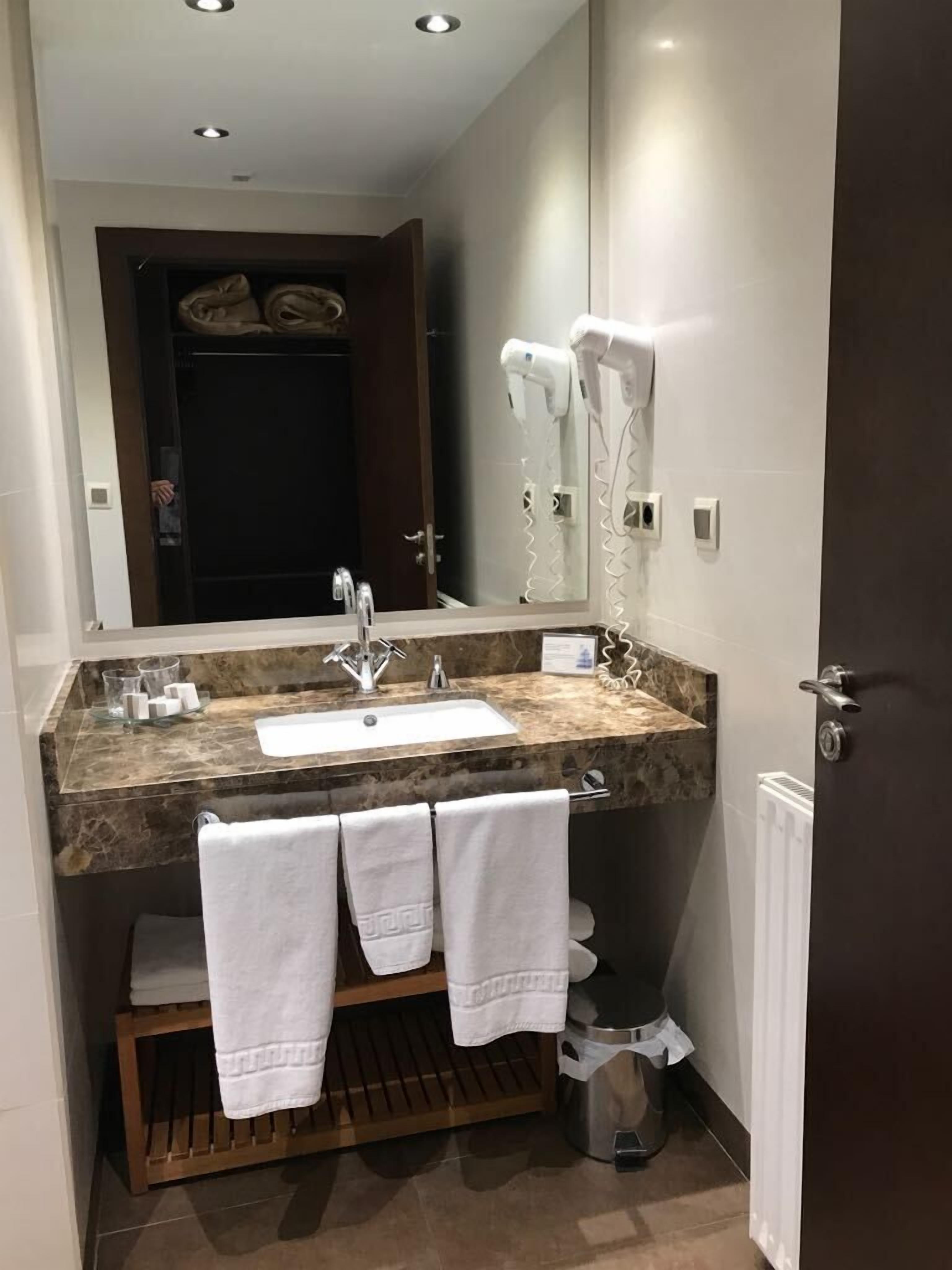 triple room | bathroom | deep-soaking bathtub, free toiletries, hair dryer, towels