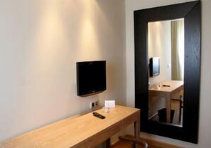 Junior Suite | 19 bedrooms, in-room safe, desk, blackout drapes - Hotel Entredos (Guijuelo)