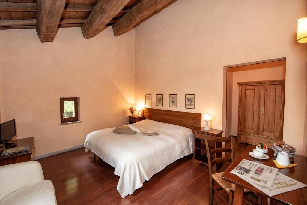 Individually decorated, desk, cribs/infant beds, free WiFi