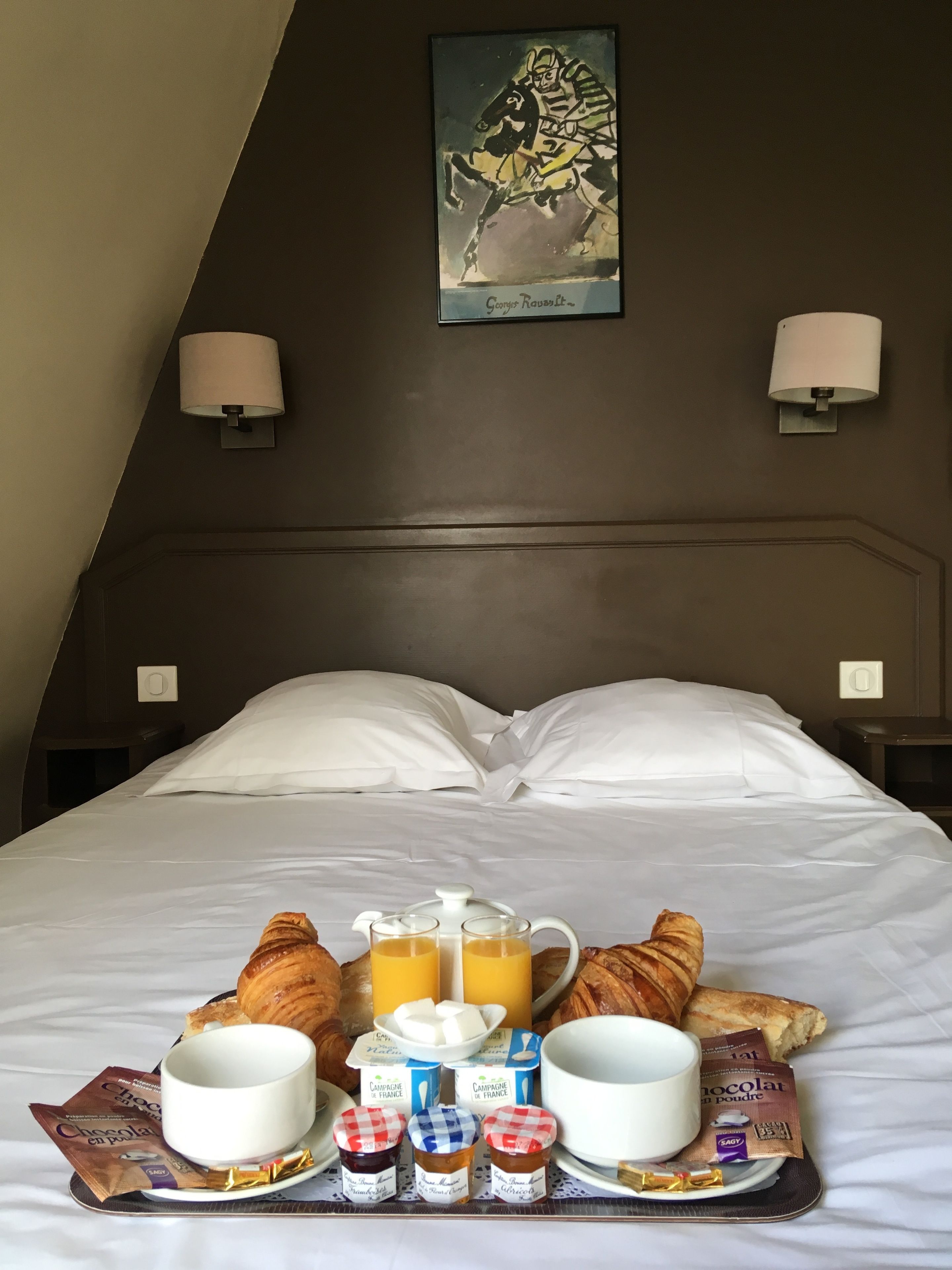 daily continental breakfast (eur 10 per person)