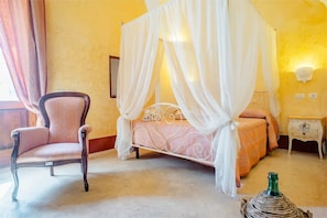Superior Double Room, Balcony, City View (14) | Frette Italian sheets, minibar, desk, soundproofing - A Locanda Tù Marchese (Matino)
