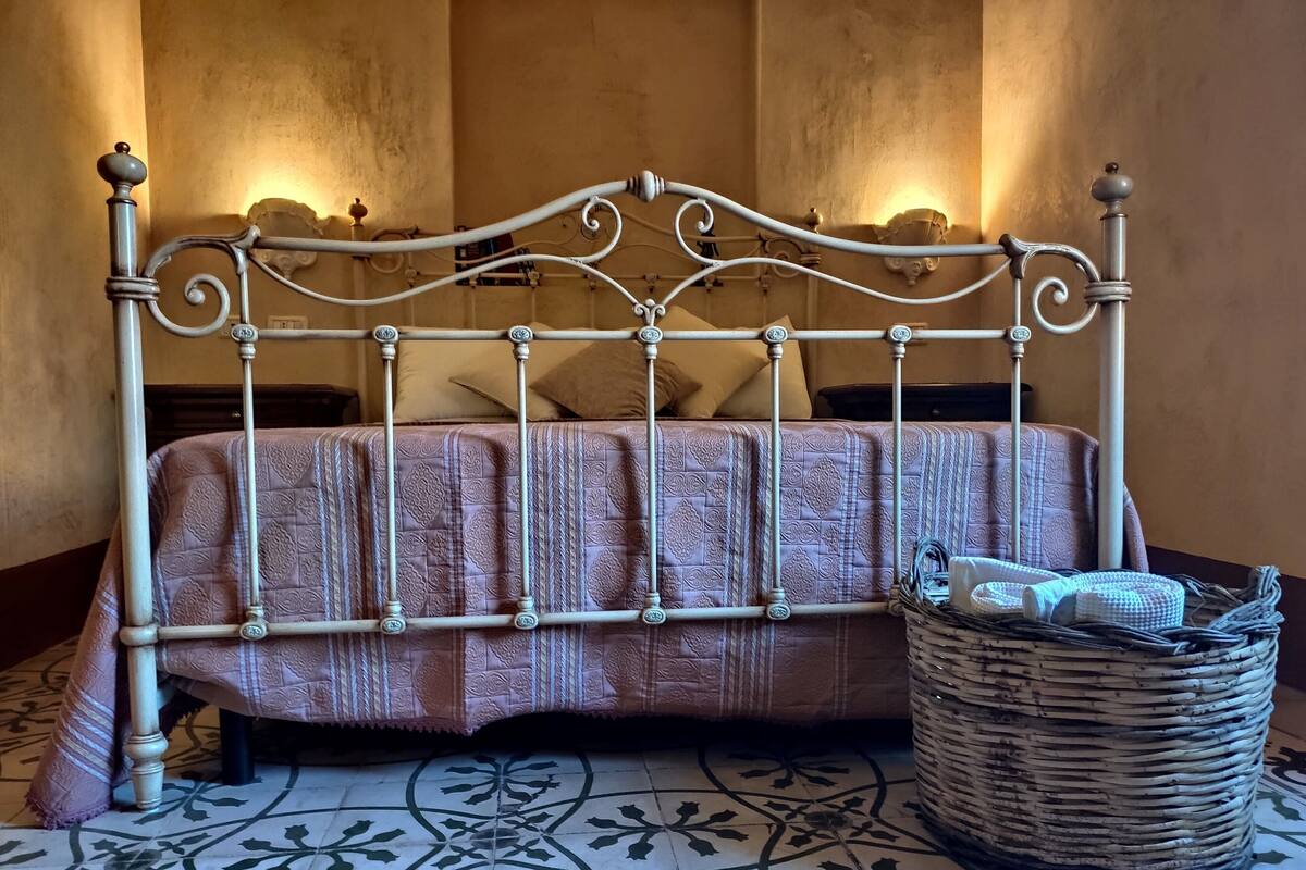 Kahden hengen superior-huone, jääkaappi, kaupunkinäköala (9) | Italialaiset Frette-lakanat, minibaari, työpöytä, äänieristys