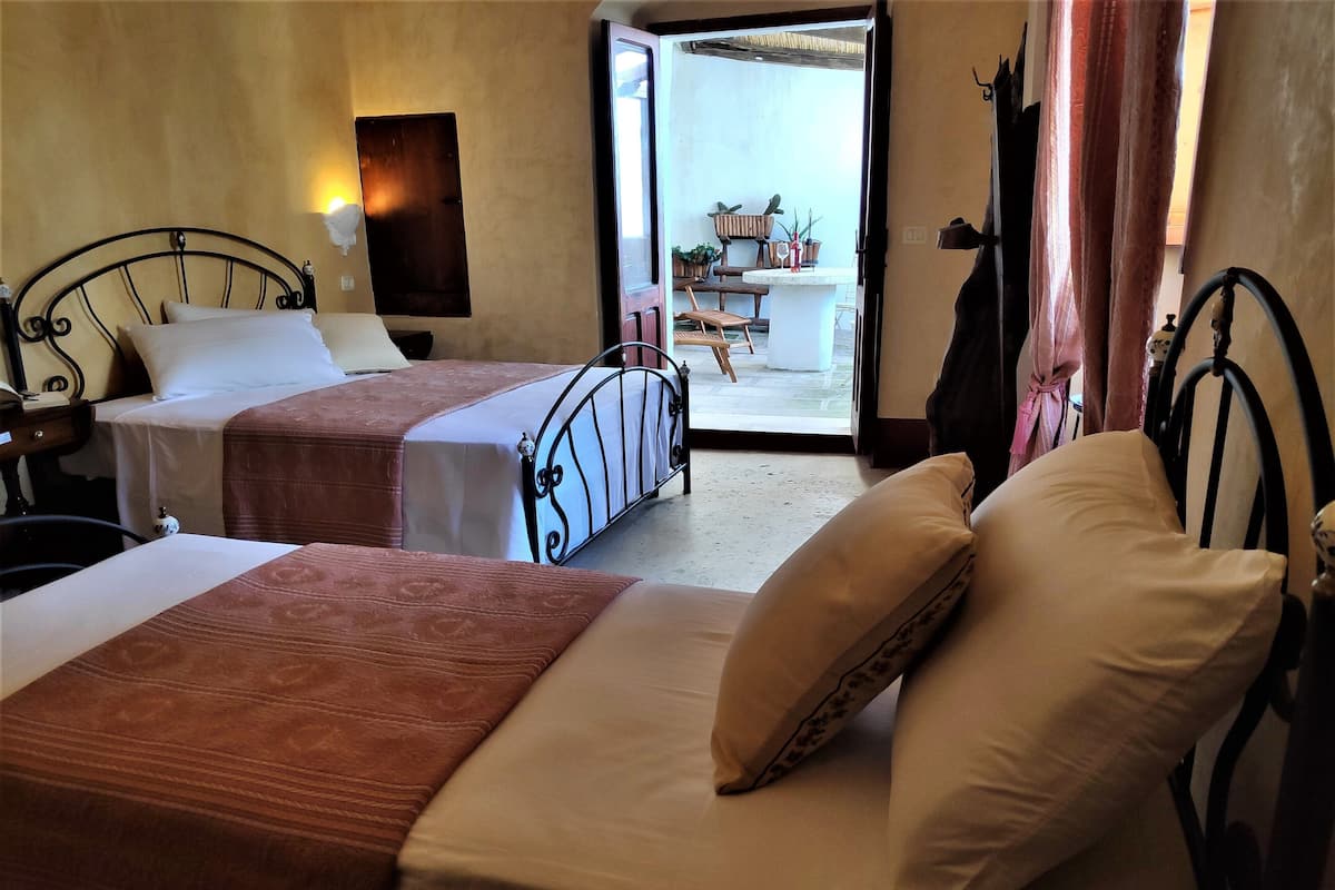 Kolmen hengen luksushuone, esteetön, tupakointi kielletty (11) | Italialaiset Frette-lakanat, minibaari, työpöytä, äänieristys