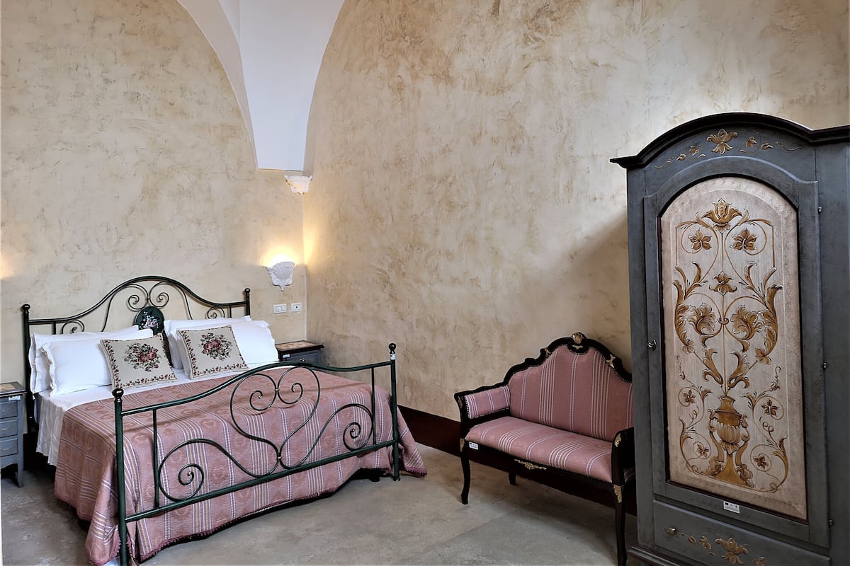 Kolmen hengen superior-huone, esteetön (12) | Italialaiset Frette-lakanat, minibaari, työpöytä, äänieristys