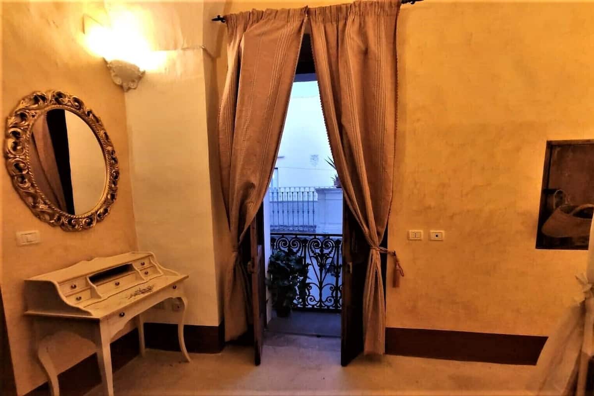 Kahden hengen superior-huone, parveke, kaupunkinäköala (14) | Italialaiset Frette-lakanat, minibaari, työpöytä, äänieristys