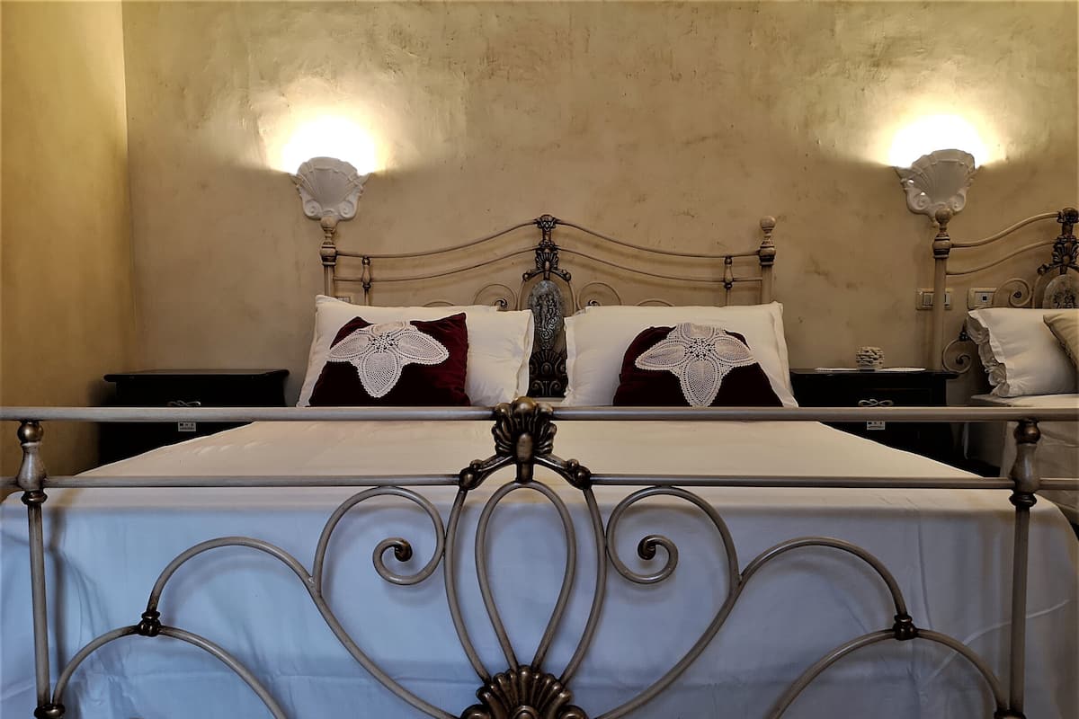 Neljän hengen superior-huone, esteetön, tupakointi kielletty (13) | Italialaiset Frette-lakanat, minibaari, työpöytä, äänieristys