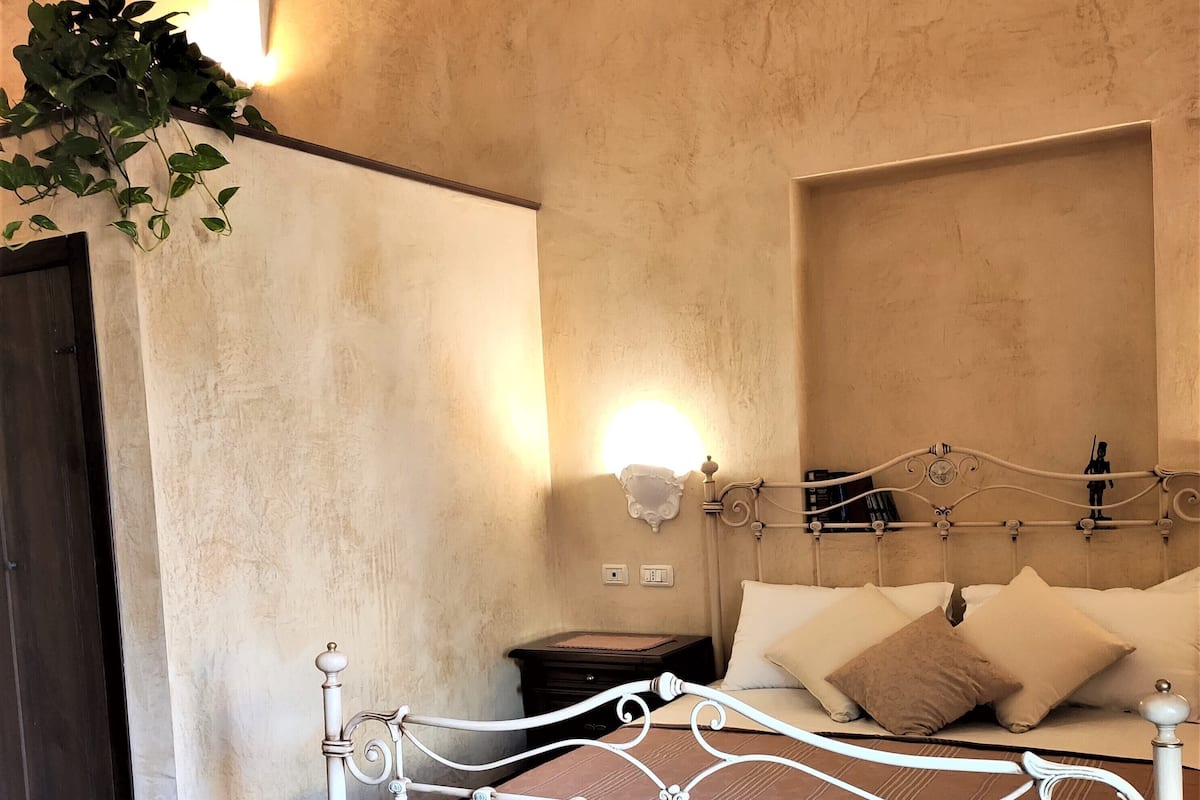 Kahden hengen superior-huone, jääkaappi, kaupunkinäköala (9) | Italialaiset Frette-lakanat, minibaari, työpöytä, äänieristys