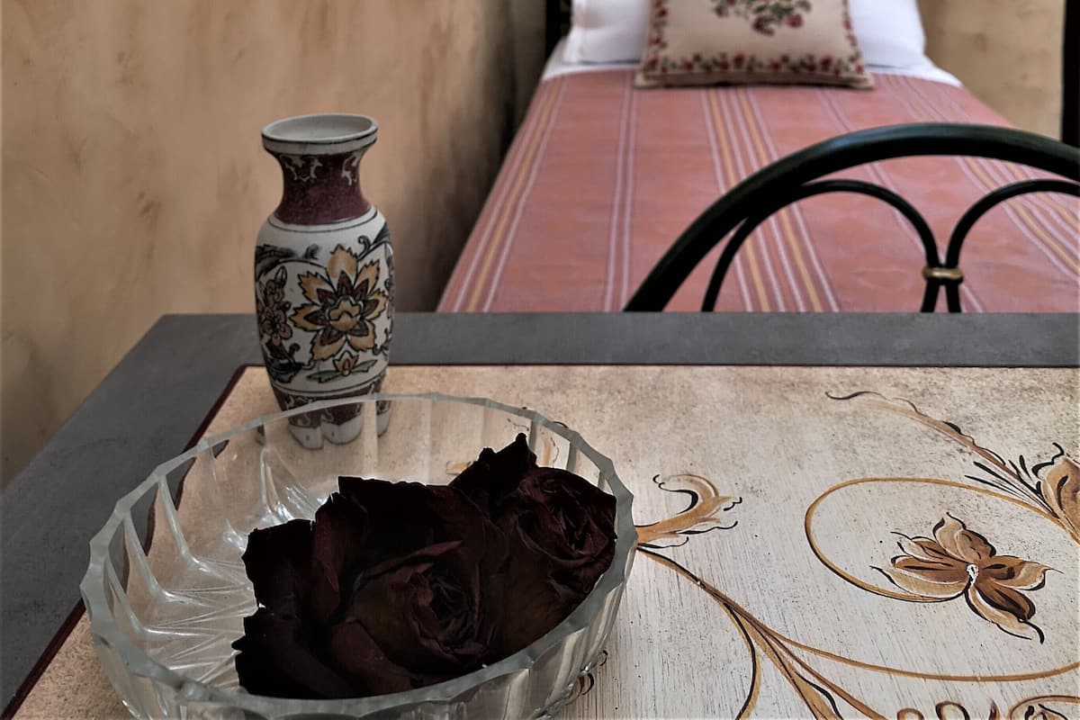 Kolmen hengen superior-huone, esteetön (12) | Italialaiset Frette-lakanat, minibaari, työpöytä, äänieristys