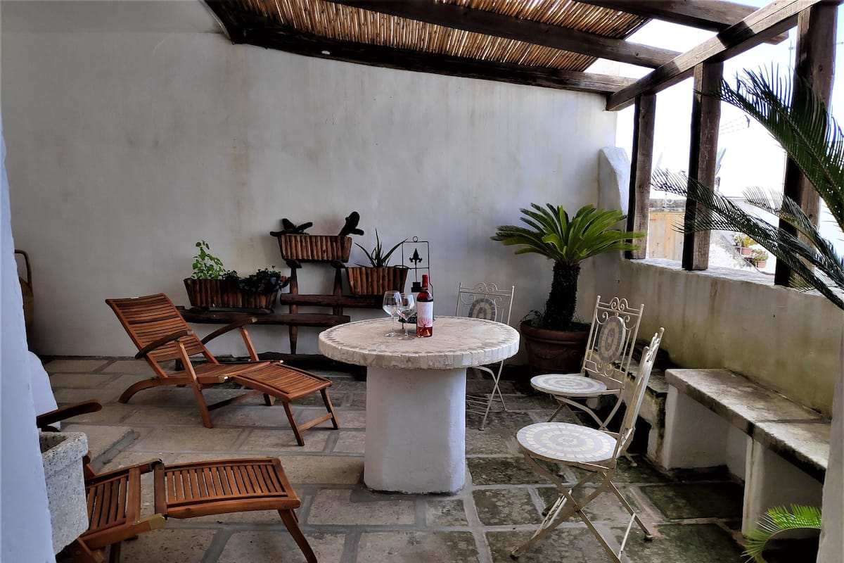 Kolmen hengen luksushuone, esteetön, tupakointi kielletty (11) | Italialaiset Frette-lakanat, minibaari, työpöytä, äänieristys