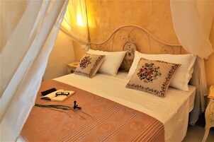 Quarto casal superior, sacada, vista para a cidade (14) | Lençóis italianos Frette, frigobar, escrivaninha, quartos à prova de som