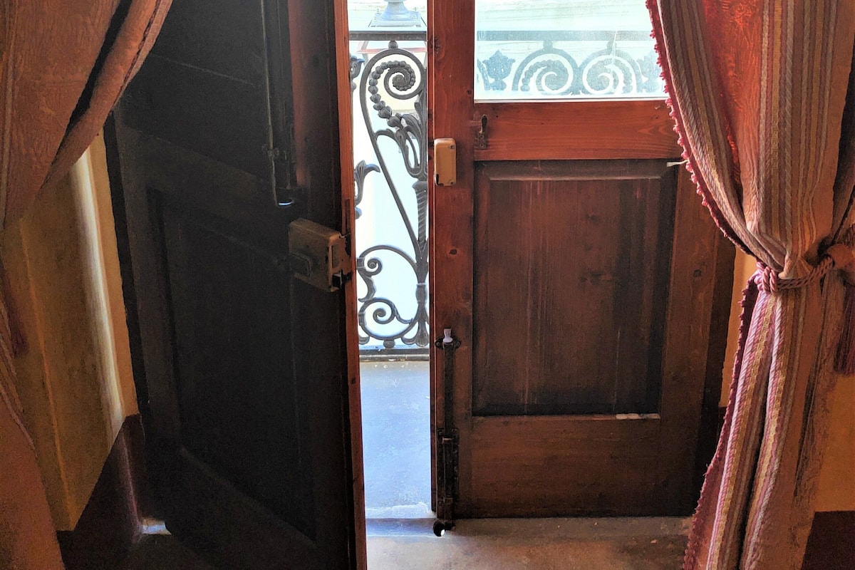 Kahden hengen superior-huone, parveke, kaupunkinäköala (14) | Italialaiset Frette-lakanat, minibaari, työpöytä, äänieristys