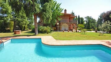 Kolam renang outdoor musiman