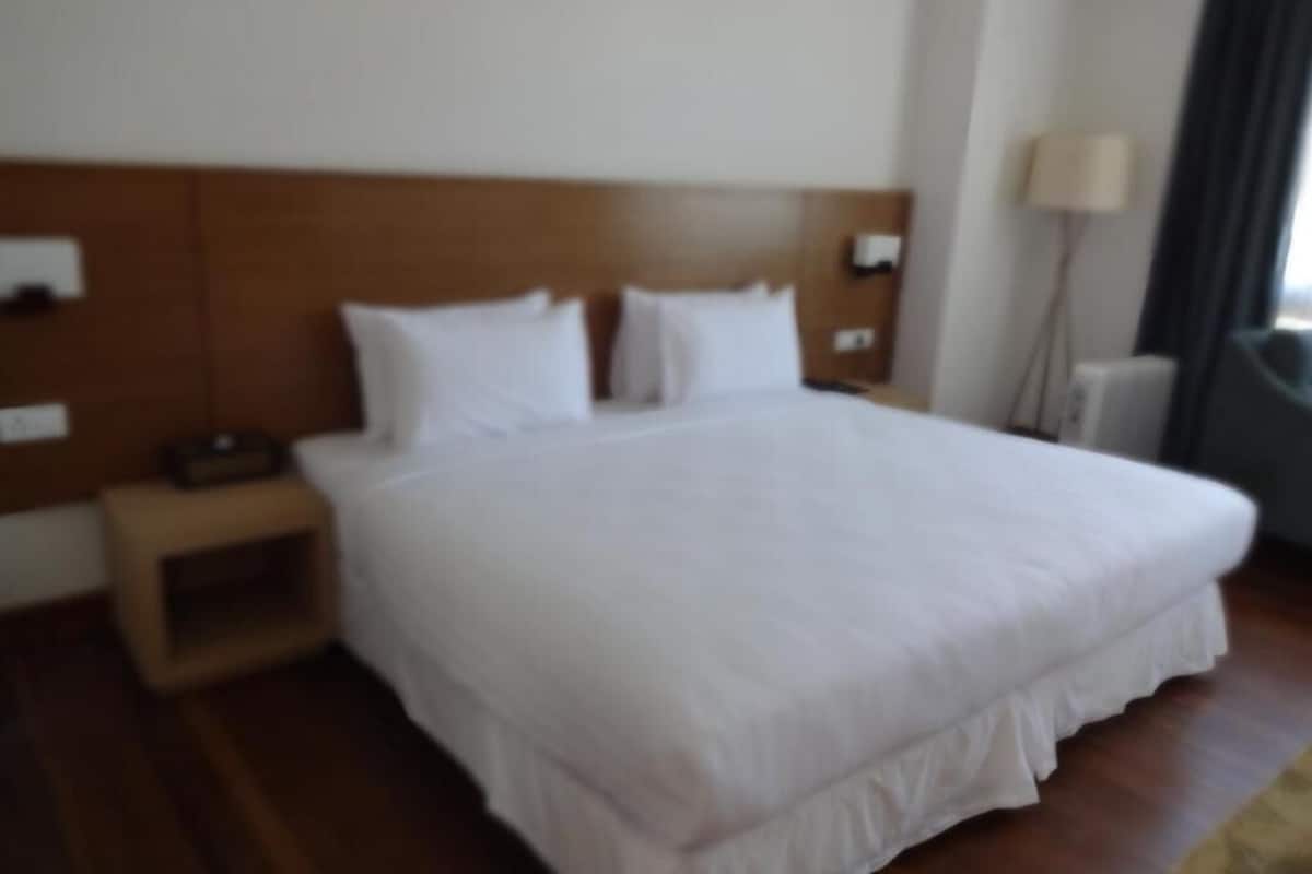 1 bedroom, premium bedding, memory-foam beds, minibar