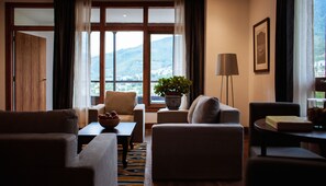 豪華雙人或雙床房, 1 間臥室, 非吸煙房, 山景 | 高級寢具、記憶床墊、迷你吧、客房內保險箱