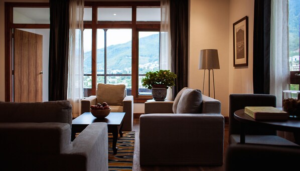 Deluxe-Doppel- oder -Zweibettzimmer, 1 Schlafzimmer, Nichtraucher, Bergblick | Hochwertige Bettwaren, Betten mit Memory-Foam-Matratzen, Minibar