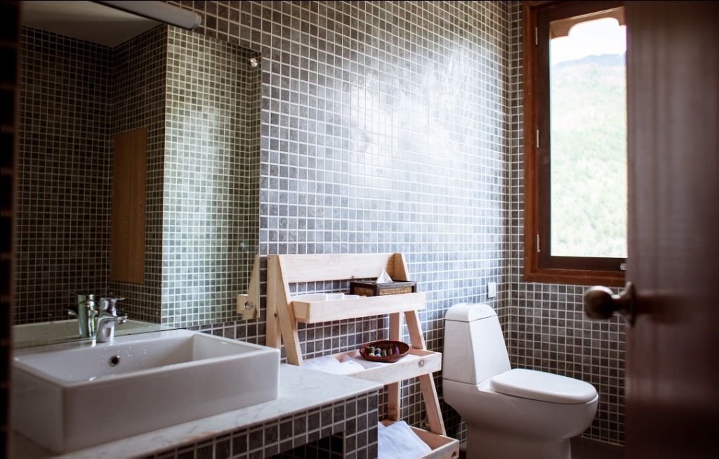 deluxe double or twin room, 1 bedroom, non smoking, mountain view | bathroom | rainfall showerhead, free toiletries, hair dryer, bathrobes