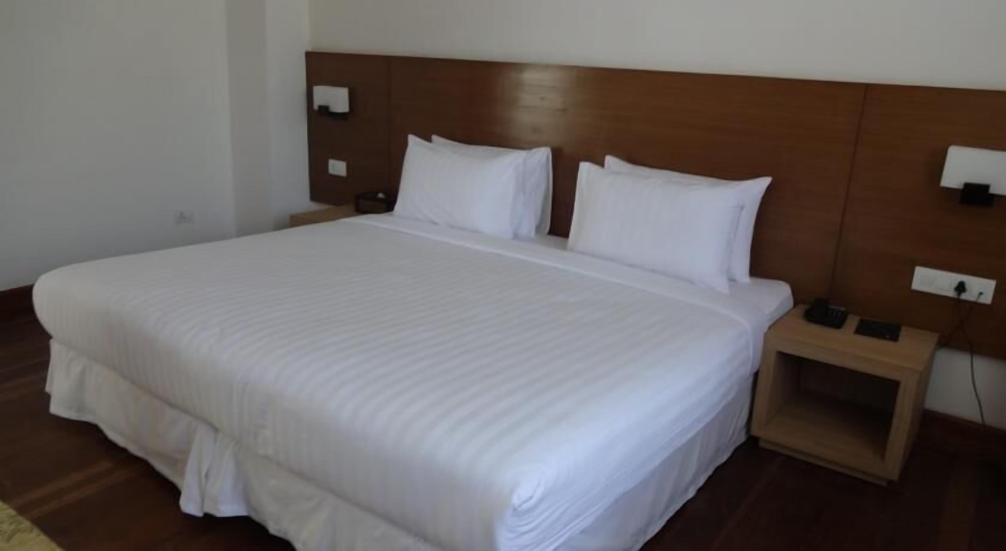 deluxe double or twin room, 1 bedroom, non smoking, mountain view | 1 bedroom, premium bedding, memory-foam beds, minibar