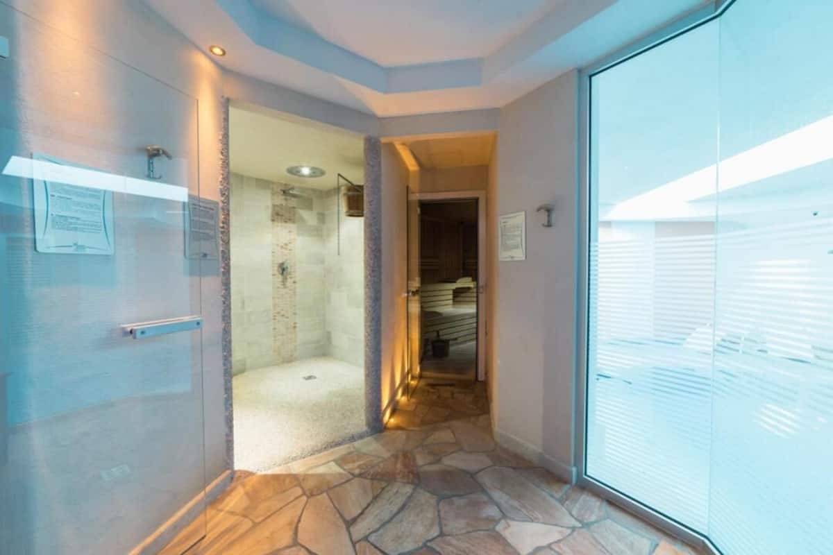 sauna, hot tub, steam room, turkish bath/hammam, body treatments