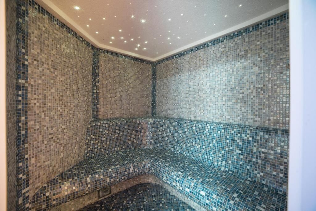 sauna, hot tub, steam room, turkish bath/hammam, body treatments