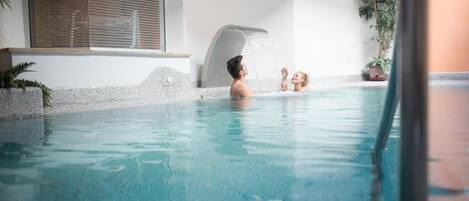 Alberca techada, alberca con cascada y camastros