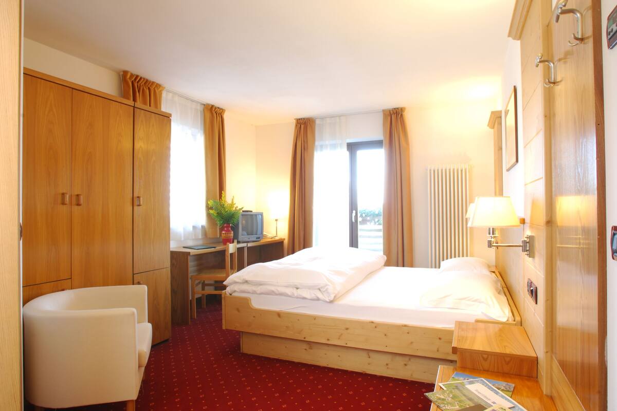 classic double or twin room, 1 double or 2 single beds | in-room safe, desk, soundproofing, cots/infant beds