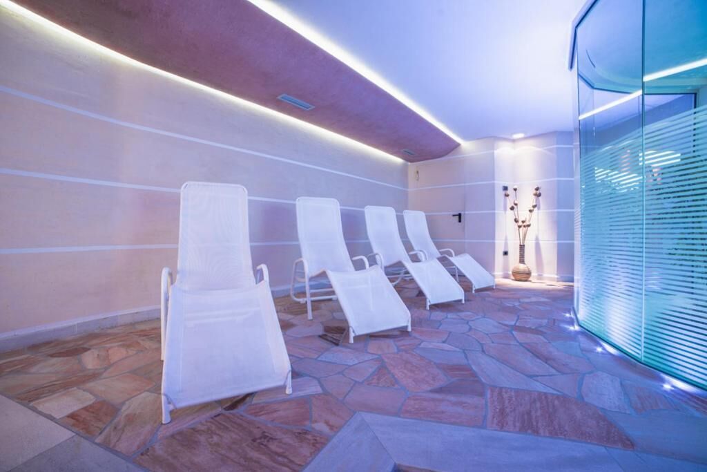 sauna, hot tub, steam room, turkish bath/hammam, body treatments