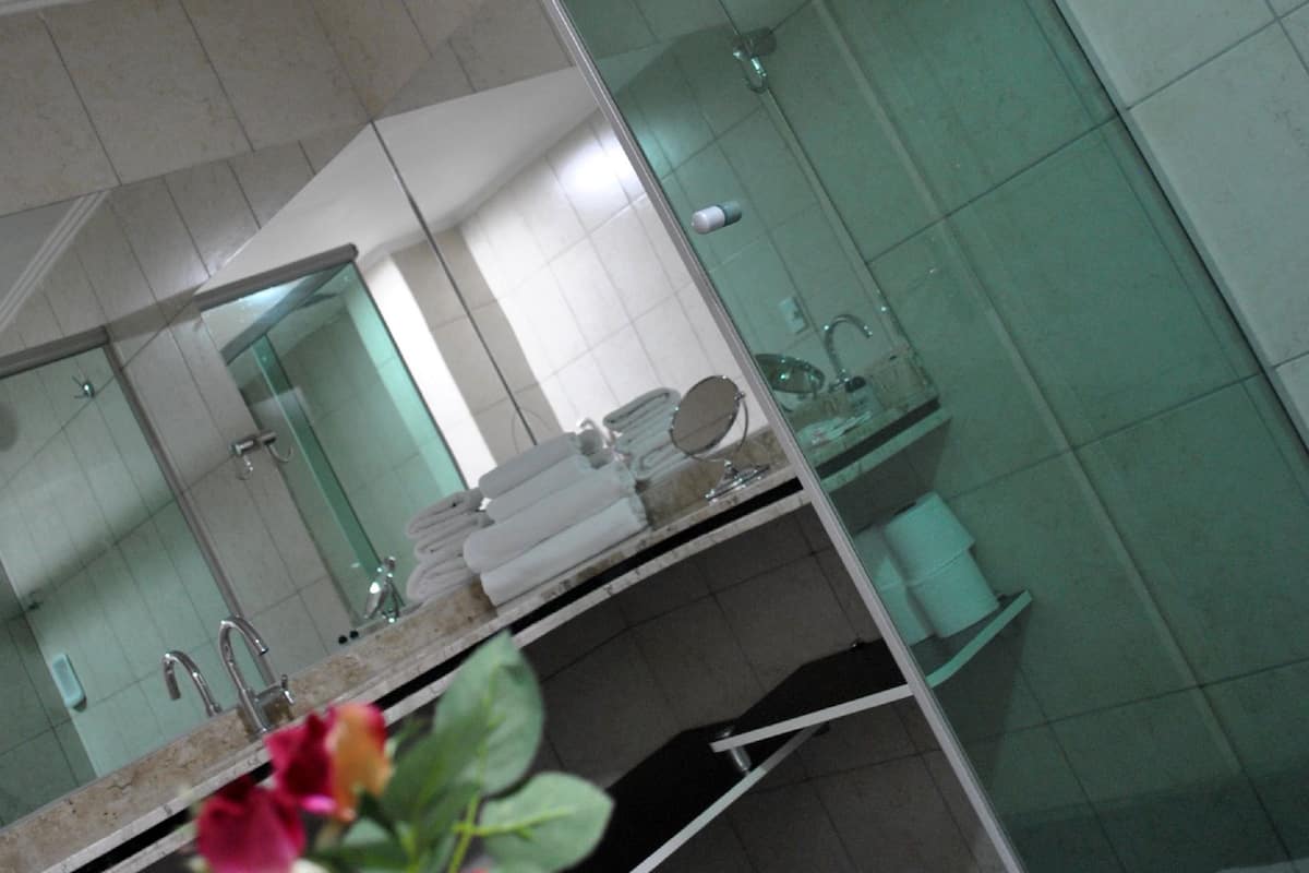 shower, free toiletries