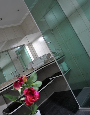 Regadera y amenidades de baño gratuitas