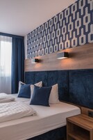 Triple Room | Desk, blackout drapes, soundproofing, free WiFi