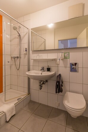 Ducha, secador de pelo, toallas