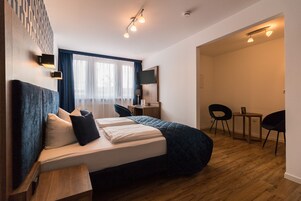 Escritorio, cortinas blackout, sistema de insonorización y wifi gratis 