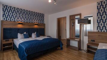 Dreibettzimmer | Schreibtisch, Verdunkelungsvorhänge, schallisolierte Zimmer