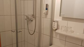 Dreibettzimmer | Badezimmer | Dusche, Haartrockner, Handtücher