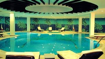 Inomhuspool och utomhuspool