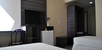 Quarto duplo luxo, 2 camas de solteiro, banheiro privativo | Frigobar, escrivaninha, Wi-Fi de cortesia