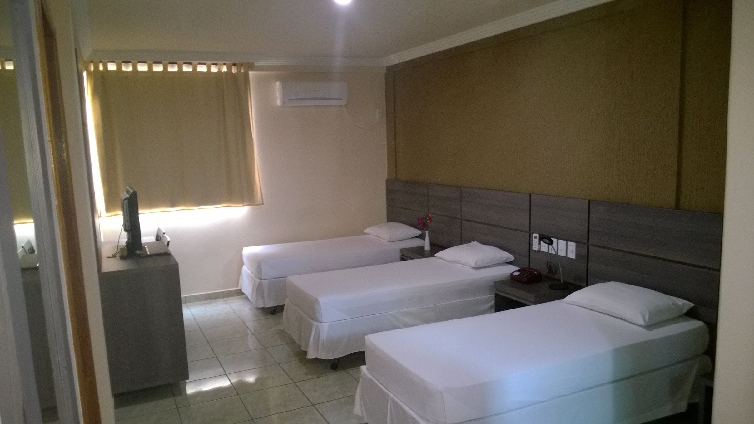 deluxe triple room, 3 single beds, private bathroom | minibar, desk, free wifi