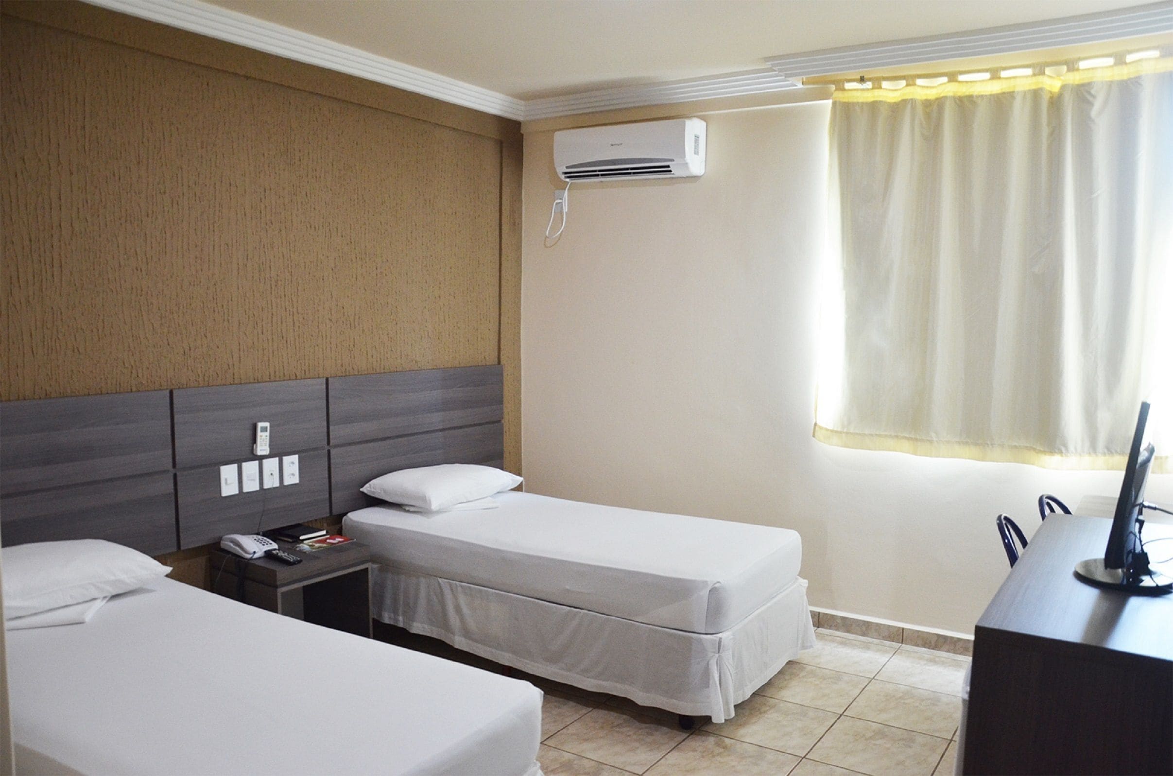 deluxe twin room, 2 single beds, private bathroom | minibar, desk, free wifi