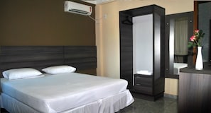 Chambre Double Deluxe, 1 grand lit, salle de bains privée | Minibar, bureau, Wi-Fi gratuit