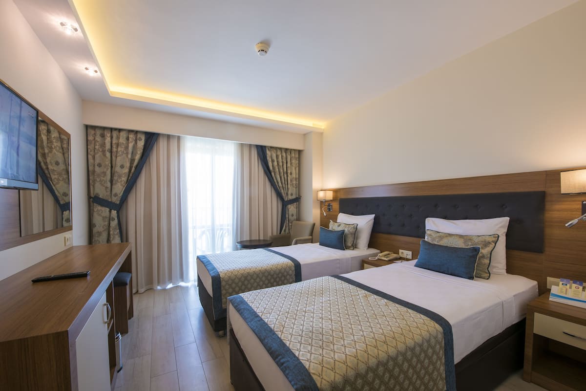 Safe på rommet, skrivebord og wi-fi (inkludert)