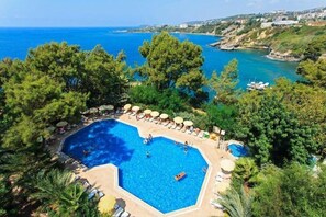 Piscine extérieure, parasols de plage, chaises longues