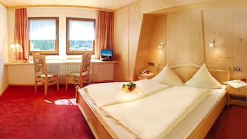 Standard-Doppelzimmer, Bergblick | Zimmersafe, Schreibtisch, Zustellbetten, kostenloses WLAN