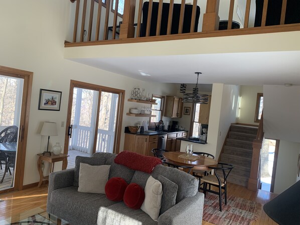 Casa tradicional, 1 cama King size y sofá cama | Área de sala de estar | Televisión de pantalla plana, chimenea y servicios de streaming