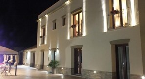 Majoituspaikan julkisivu illalla/yöllä